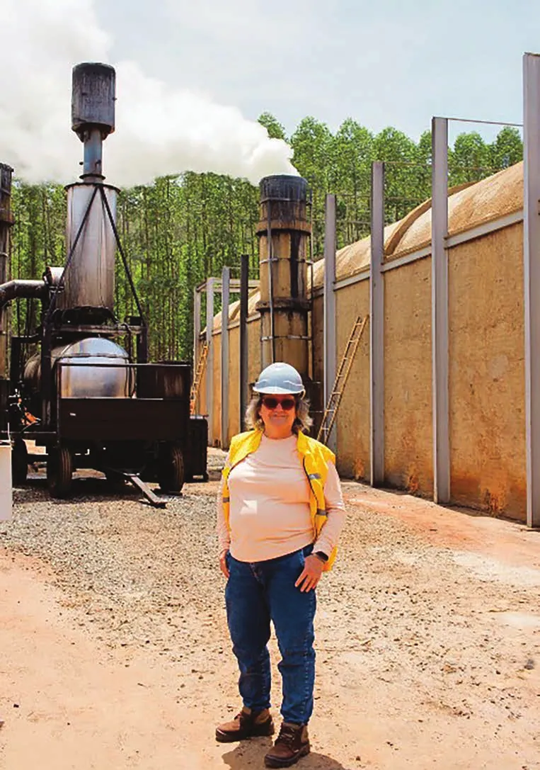 Maria Emília Rezende em uma unidade de carbonização