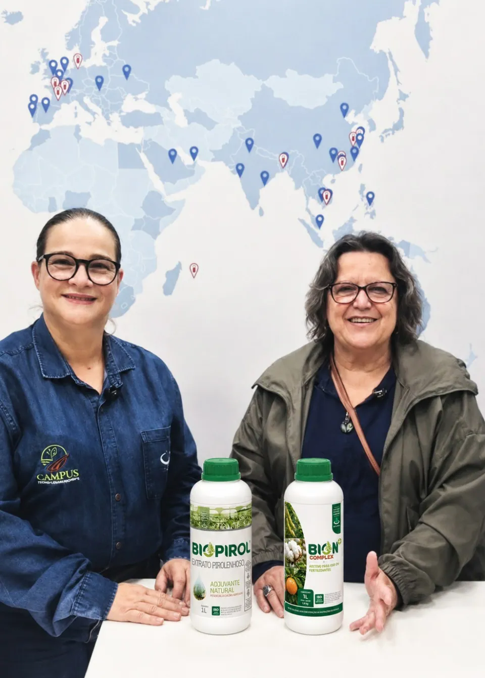Tatiana Michlovská Rodrigues à esquerda e Maria Emília Rezende à direita, com embalagens de Biopirol e BION+Complex